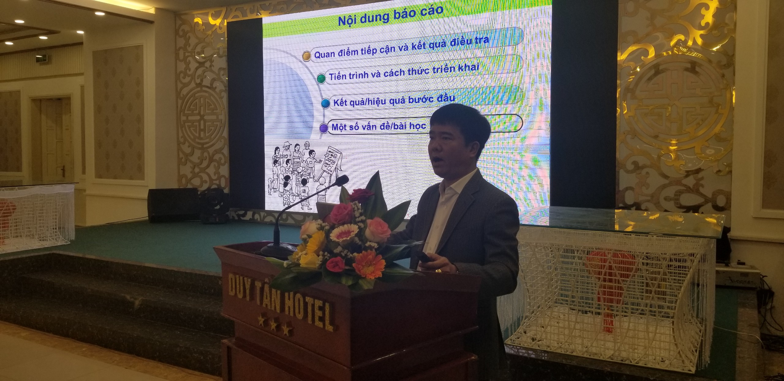 TS. Ngô Tùng Đức - Giám đốc TT CARD báo cáo tổng kết chương trình “Điều tra sinh kế của hộ gia đình dễ bị tổn thương do dịch COVID-19 ở tỉnh Thừa Thiên Huế”